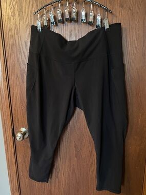 Xersion Black High-Waist Capri Leggings with Side Pockets